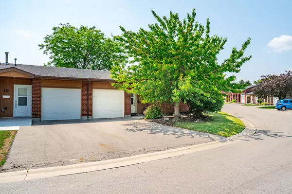 1 Archdeacon Clark TRL, Hamilton, ON L9B 2M2