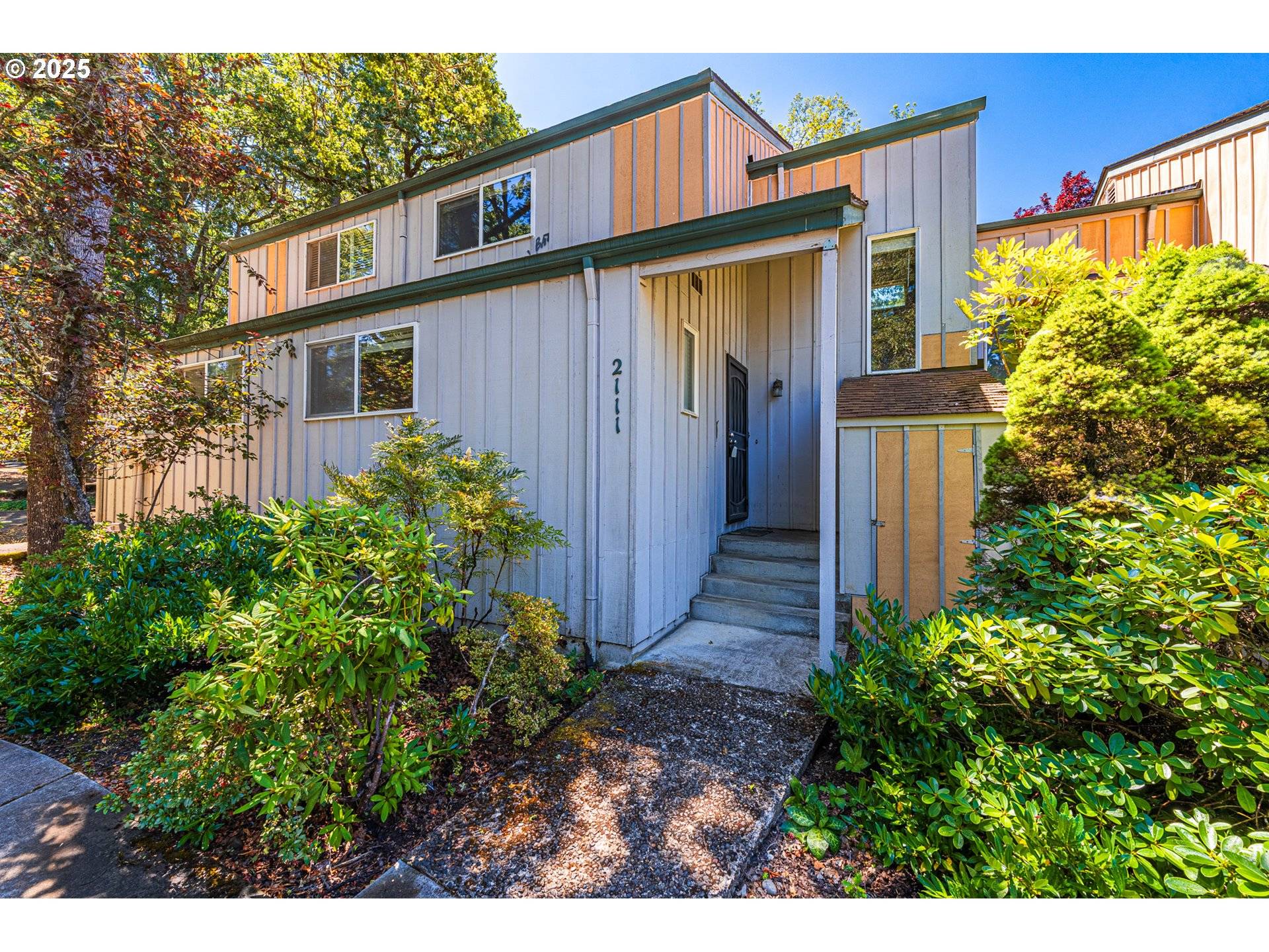 2111 HAWKINS LN, Eugene, OR 97405