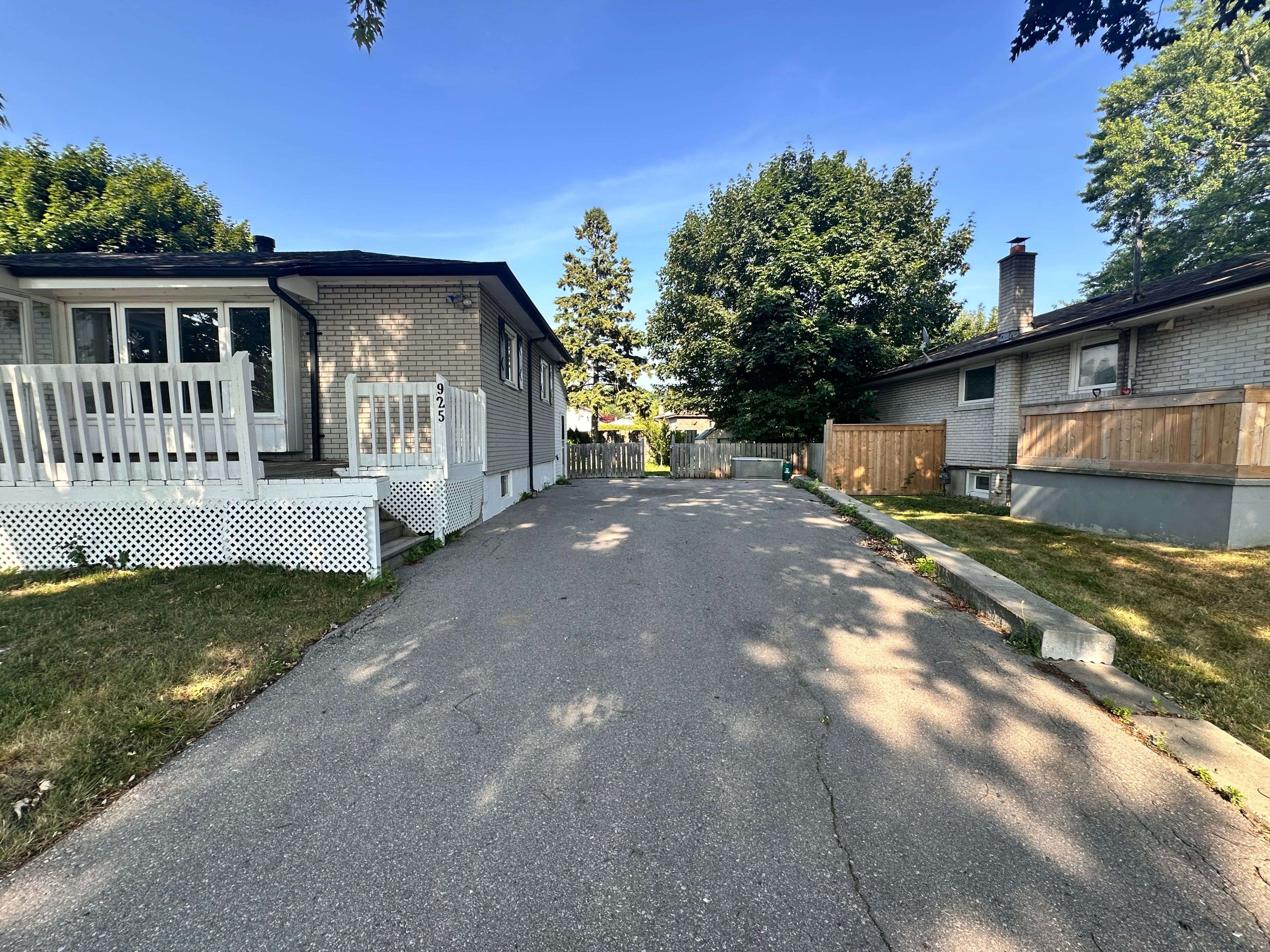 Whitby, ON L1N 5K7,925 Annes ST #Main
