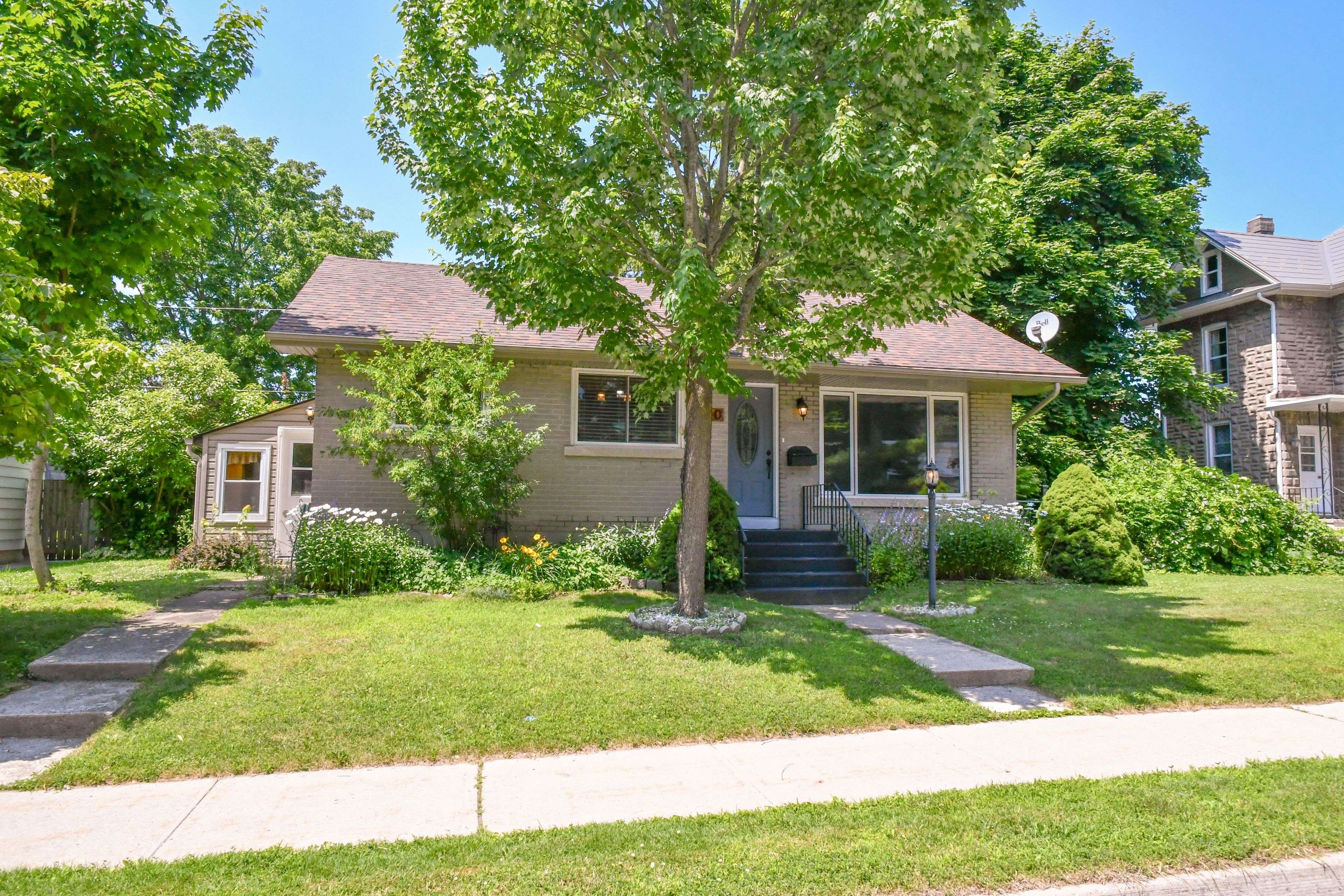 Gananoque, ON K7G 1K2,140 BROCK ST