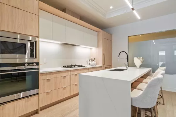 Oakville, ON L6K 2W6,123 MAURICE DR #103