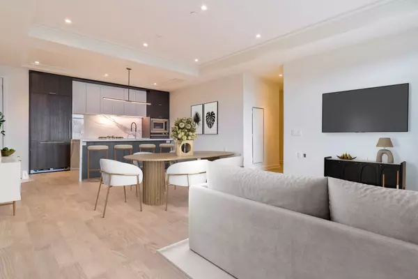 Oakville, ON L6K 2W6,123 MAURICE DR #304