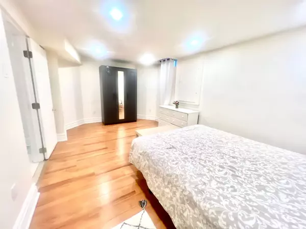 289 Laurentian AVE, Mississauga, ON L4Z 2S2