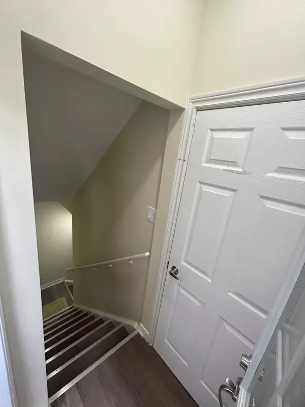 Whitby, ON L1P 0J7,47 MULGRAVE ST