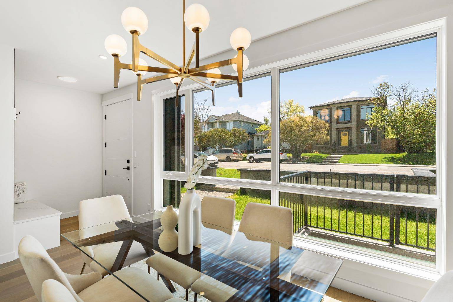 Calgary, AB T2M 2B2,724 25 AVE NW