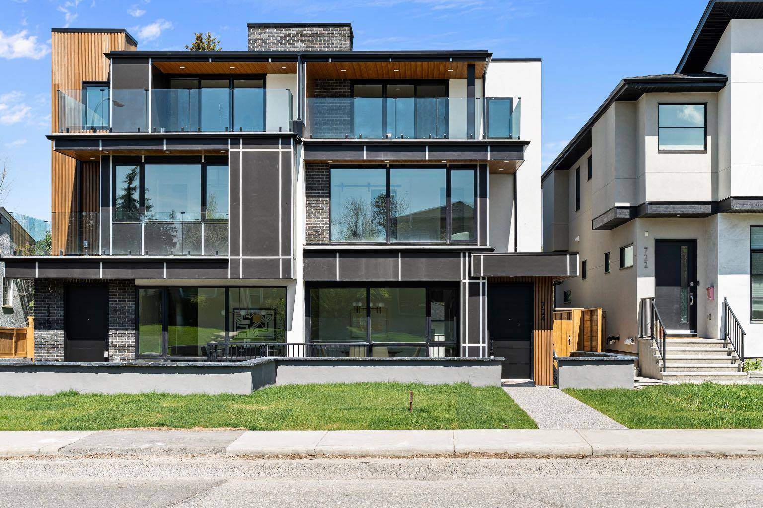726 25 AVE NW, Calgary, AB T2M 2B2