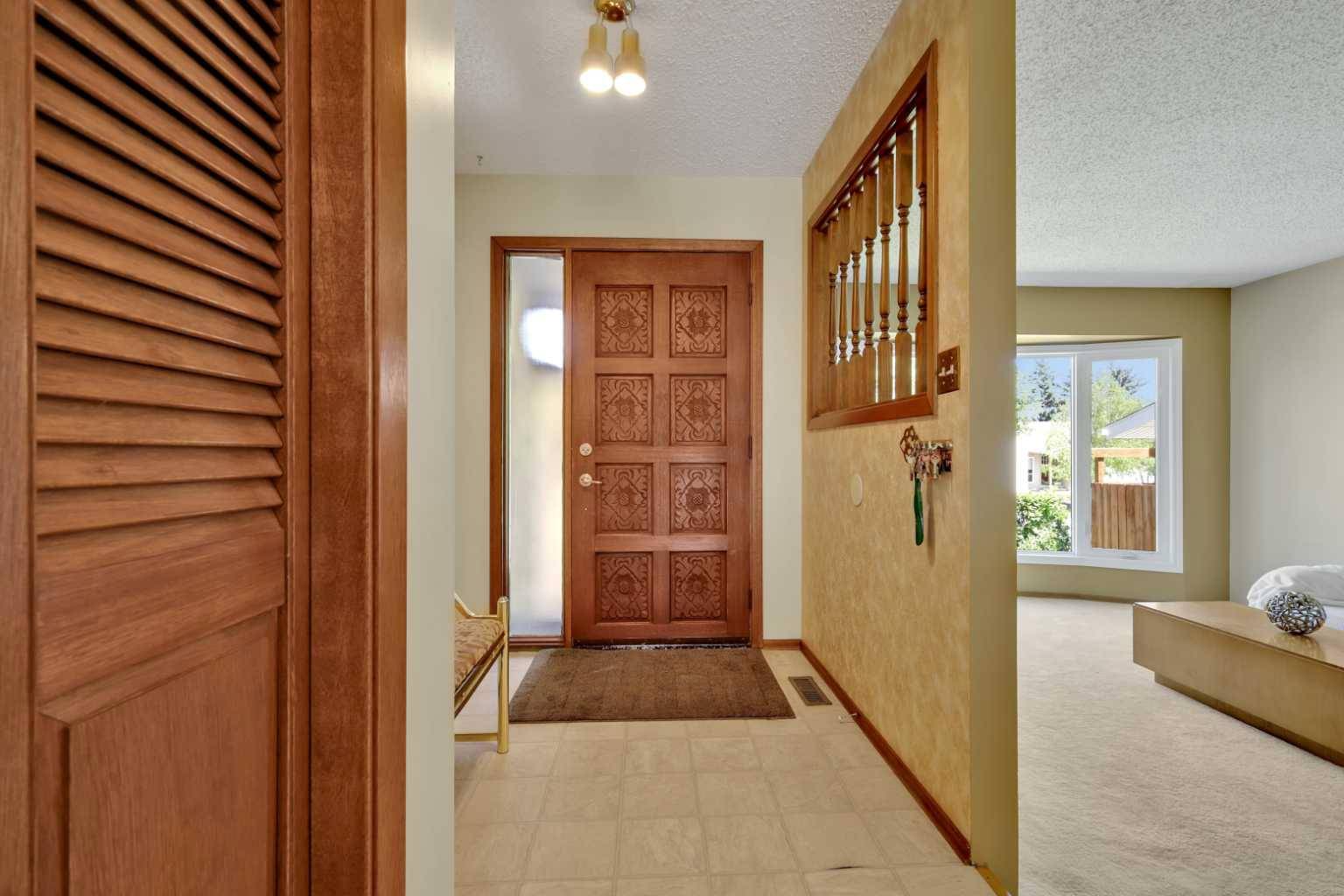 Okotoks, AB T1S 1L3,132 Woodburn CRES