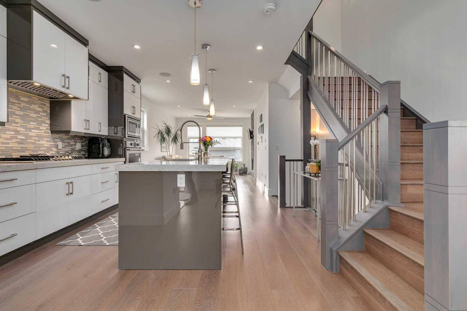 Calgary, AB T3C 1Z7,944 43 ST SW