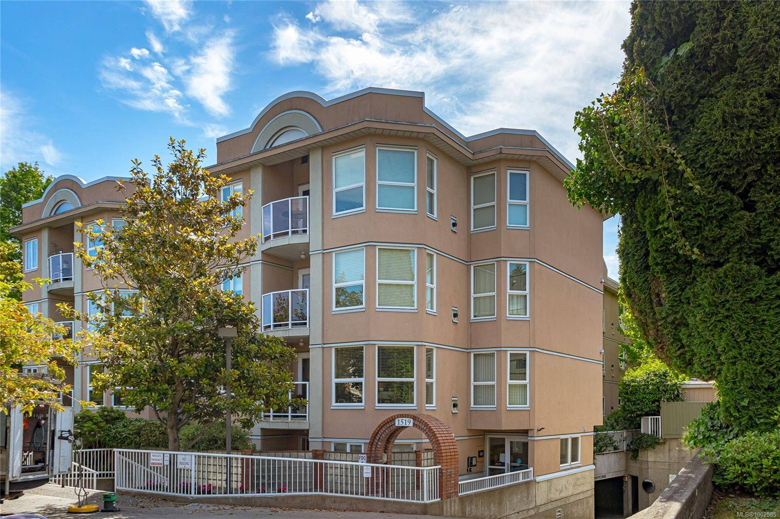 Victoria, BC V8T 2C1,1519 Hillside Ave #307