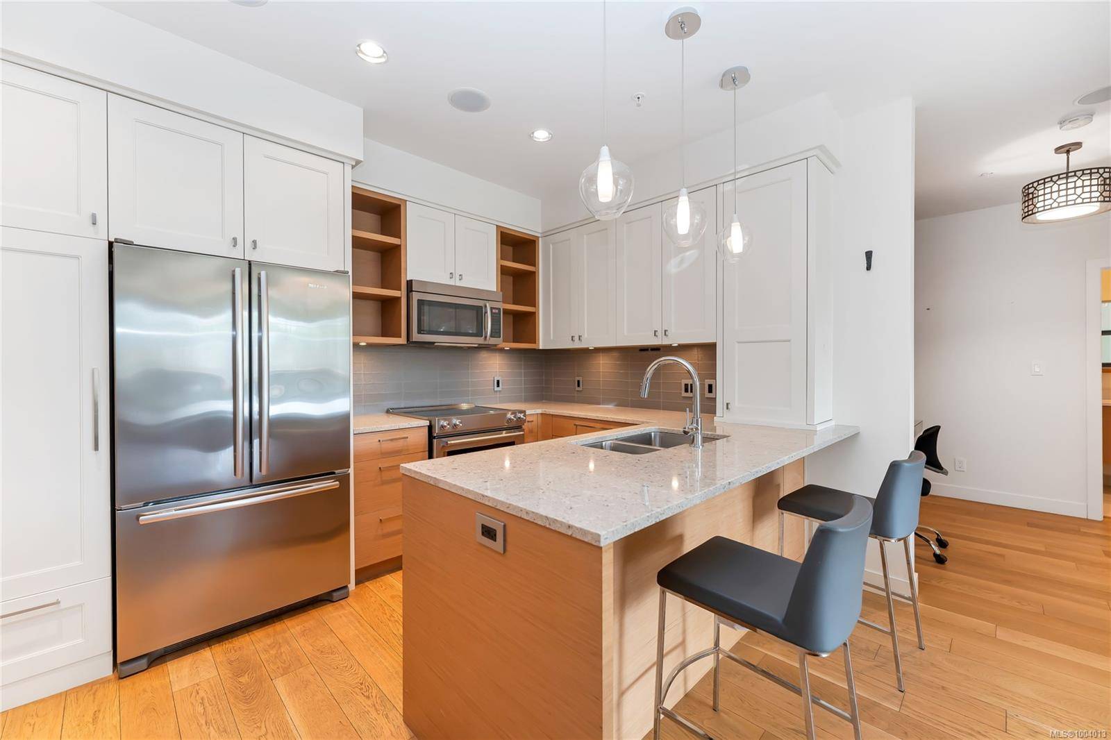 Victoria, BC V8R 1E3,1969 Oak Bay Ave #206