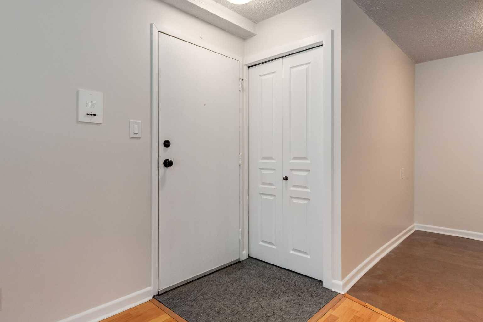 Calgary, AB T3H 1B8,6400 Coach Hill RD SW #612