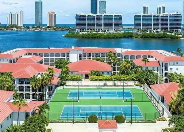 North Miami Beach, FL 33160,3205 NE 184th St #9304