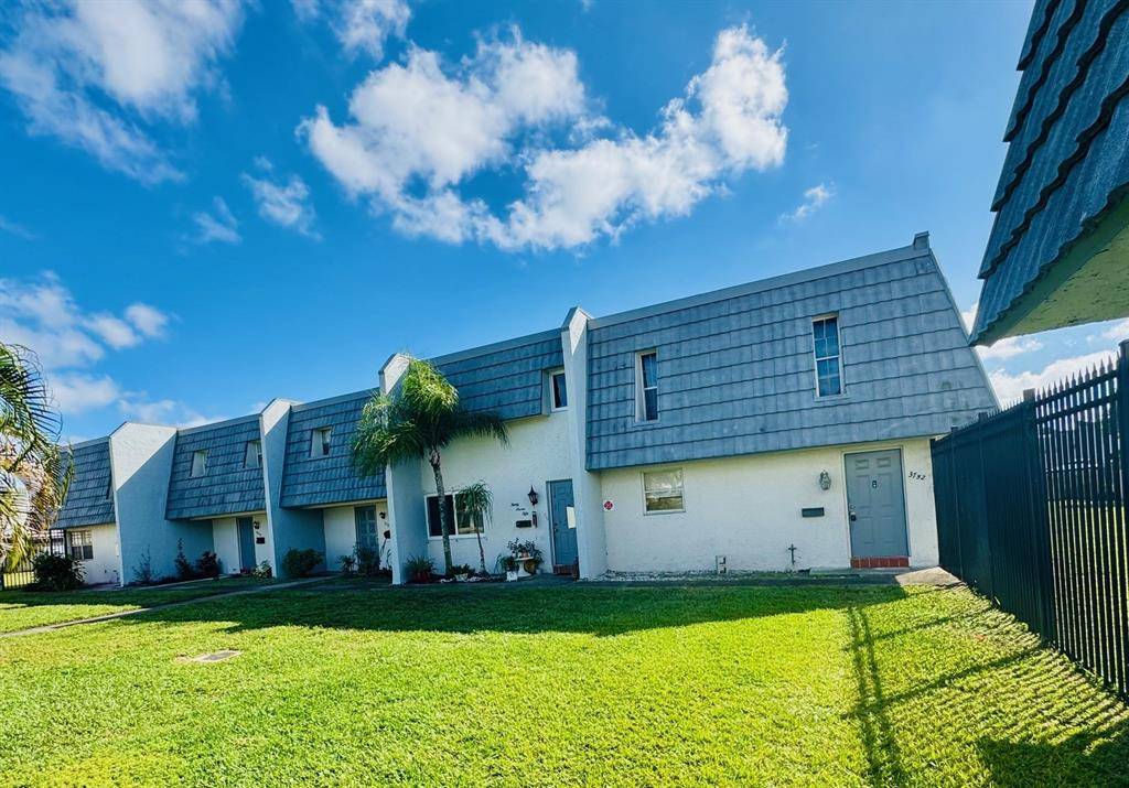 Lauderdale Lakes, FL 33311,3752 NW 21st St #201