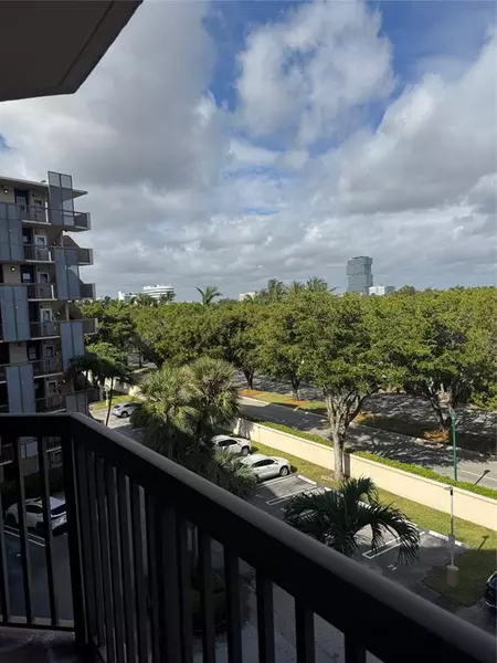 3301 N Country Club Dr #506, Miami, FL 33180
