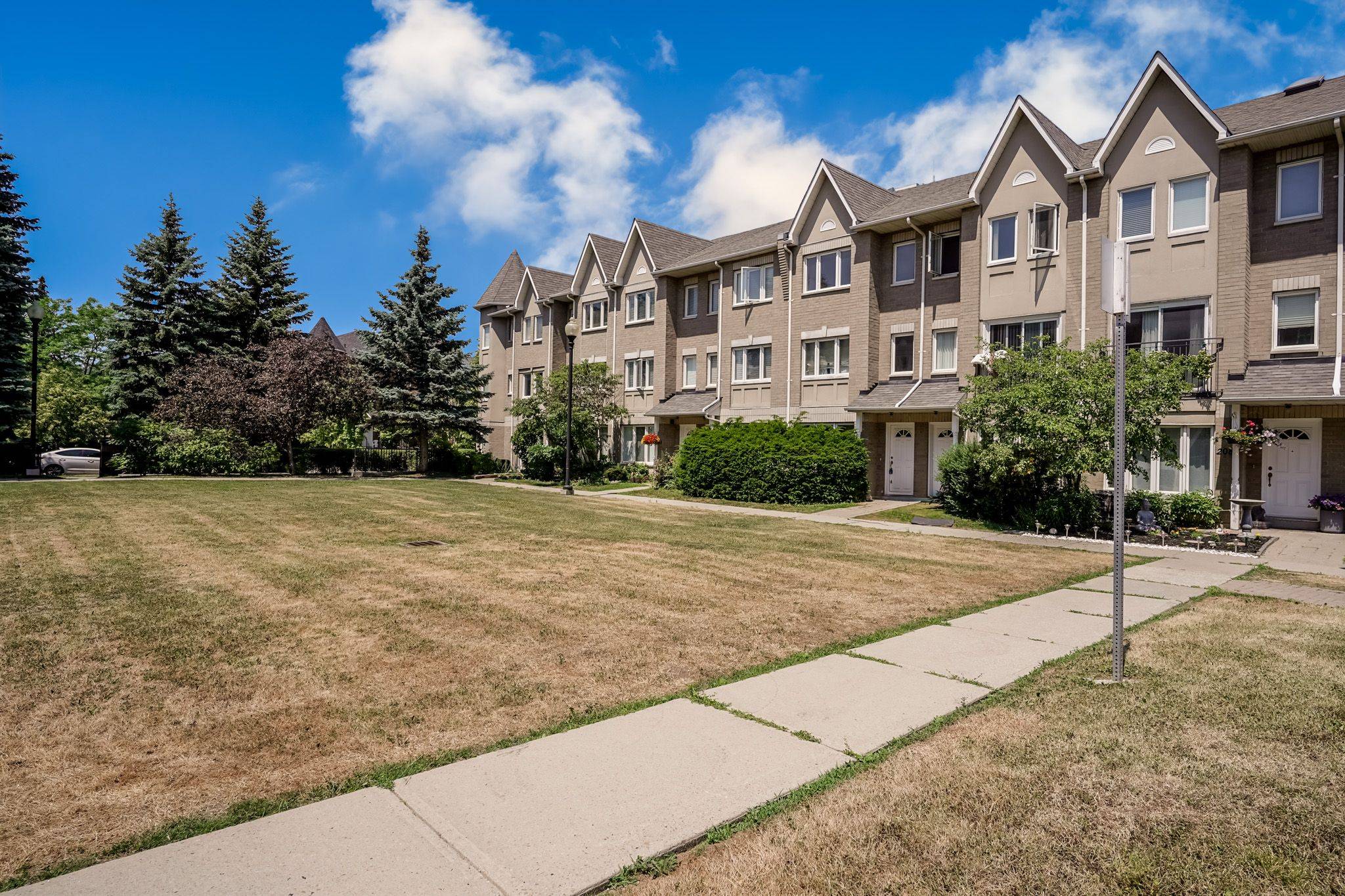 Toronto E11, ON M1B 5Y7,29 Rosebank DR #206