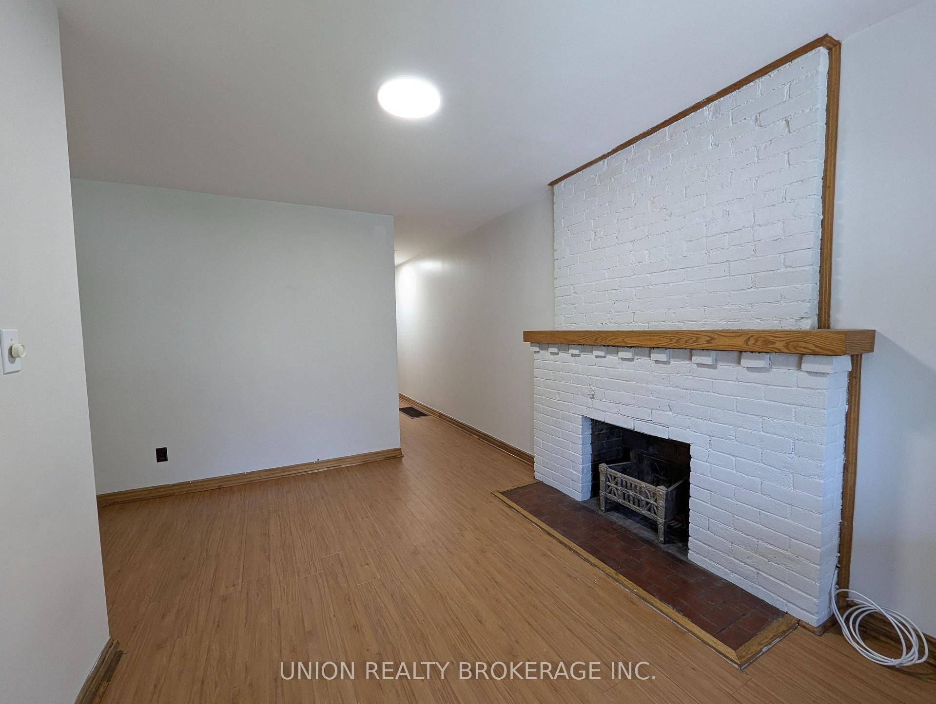Toronto E02, ON M4C 1P4,14 Harris AVE