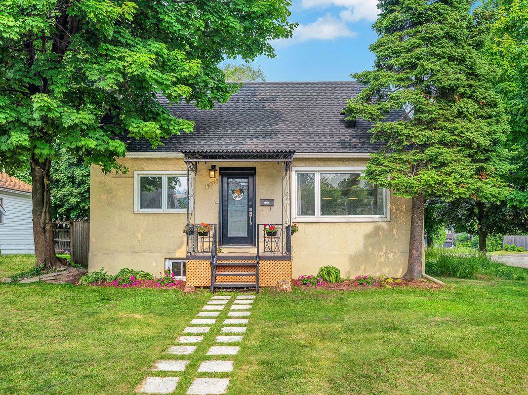 405 Allen BLVD, Vanier And Kingsview Park, ON K1L 7B6