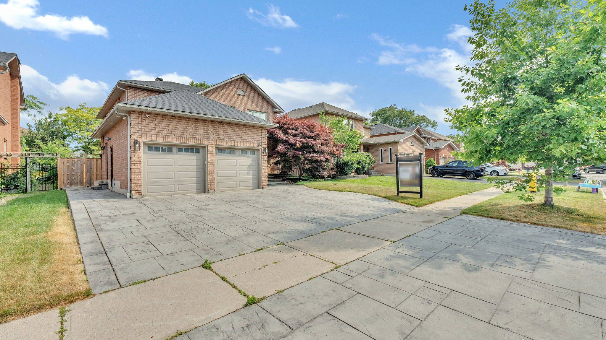 Whitby, ON L1R 1W3,8 Falstaff CRES