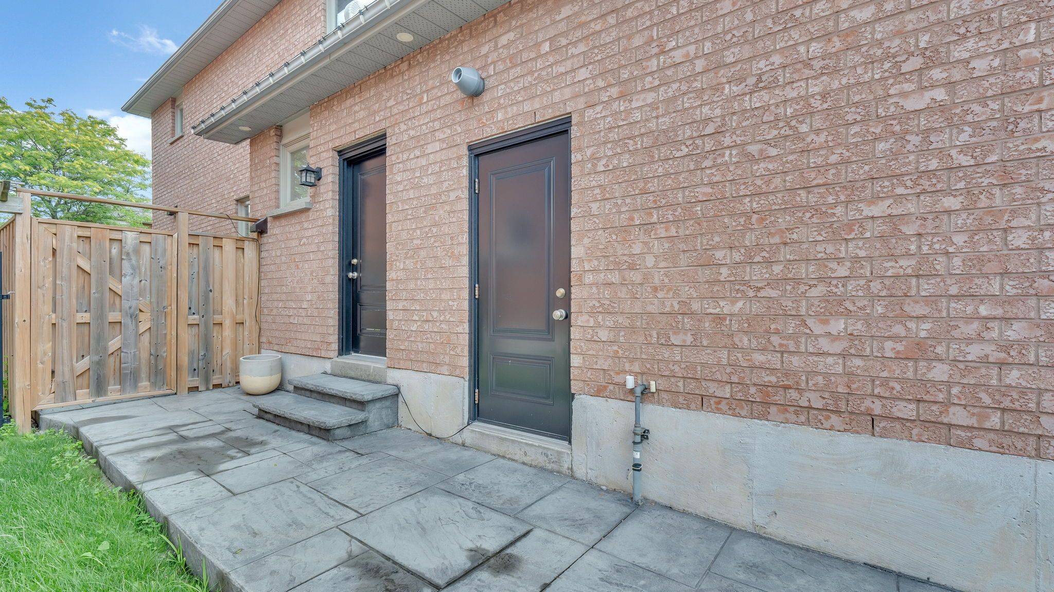 Whitby, ON L1R 1W3,8 Falstaff CRES