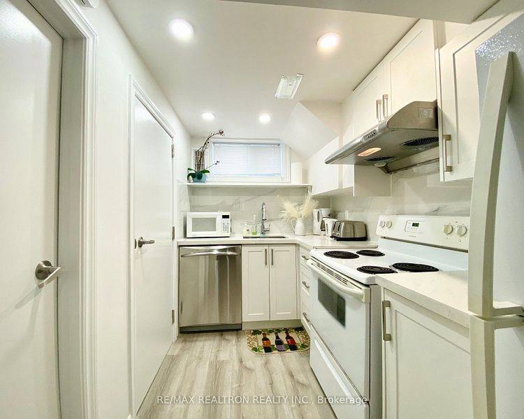 Toronto E09, ON M1P 4M5,21 Cora CRES #Lwr Fl