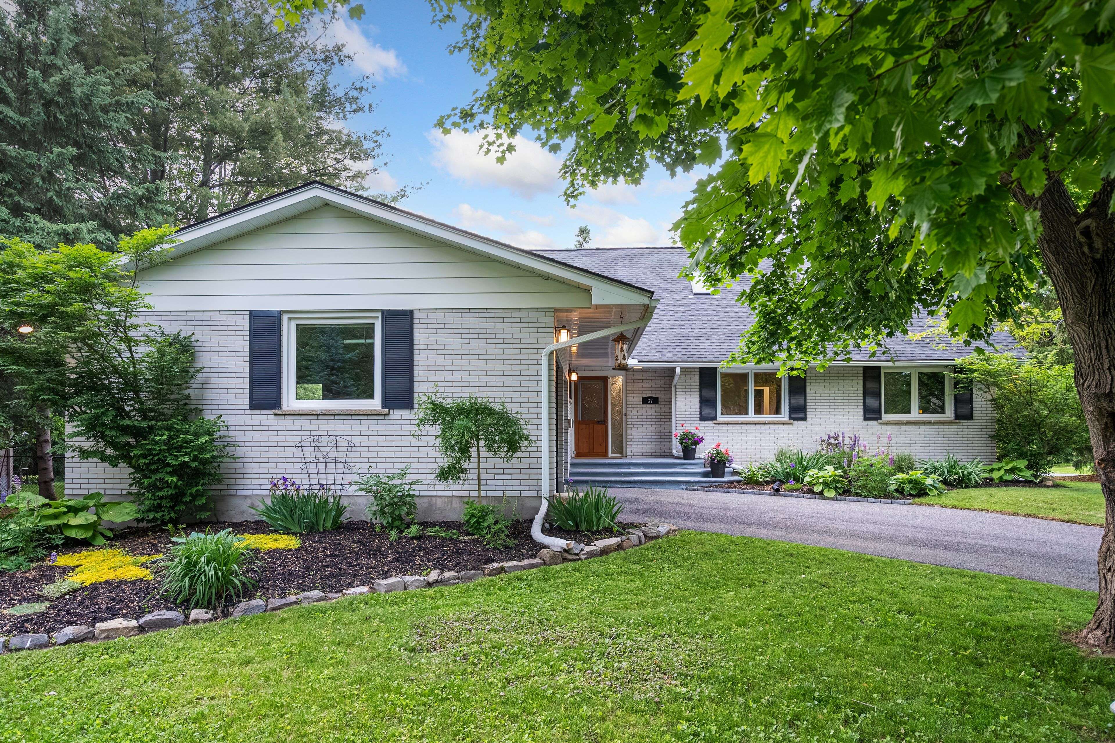 Country Place - Pineglen - Crestview And Area, ON K2E 5X7,37 PROMENADE AVE