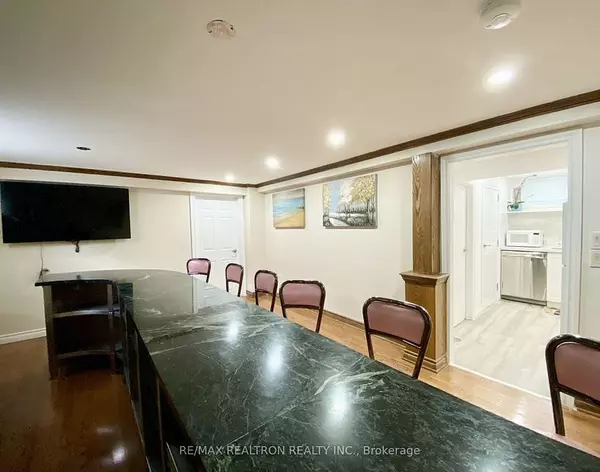 Toronto E09, ON M1P 4M5,21 Cora CRES #Lwr Fl
