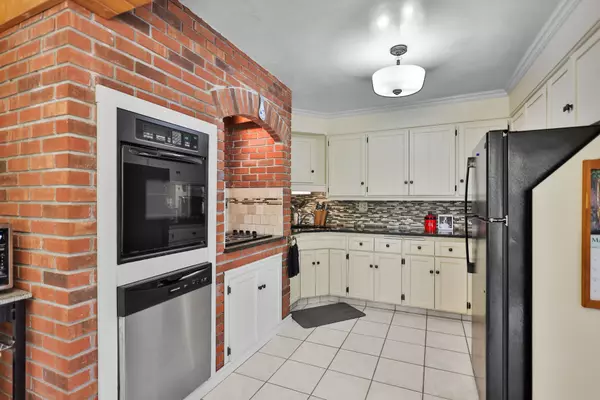 Kitchener, ON N2E 2N3,110 Albion CT