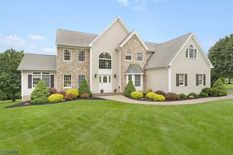1 Country Oaks Rd, Clinton Twp., NJ 08833