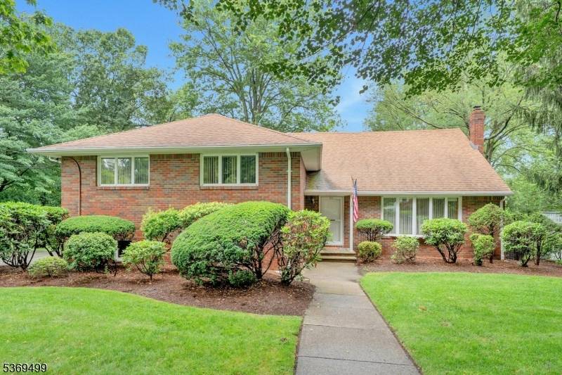 581 Mazur, Paramus Boro, NJ 07652