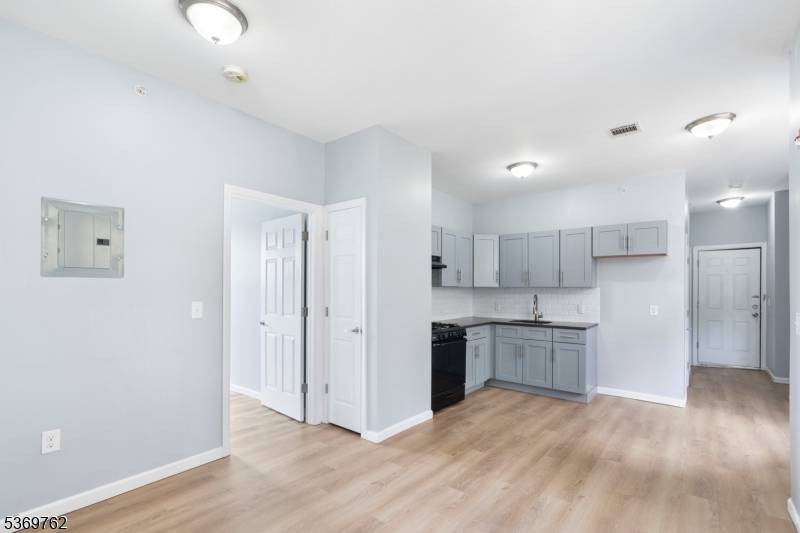 Newark City, NJ 07104,68 Garside St #401