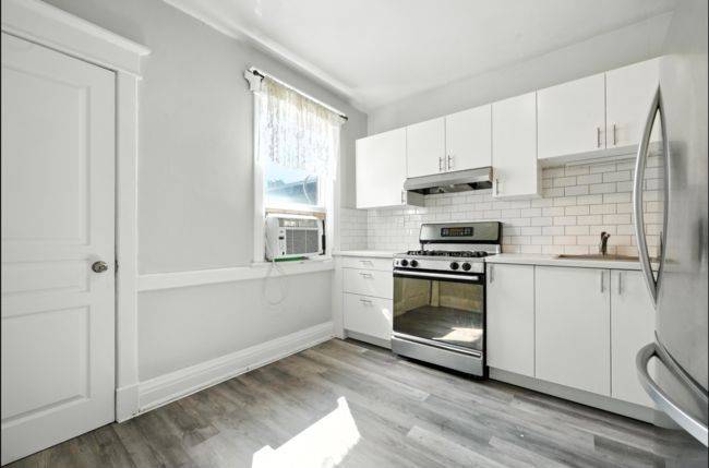 Toronto W02, ON M6G 3V9,1039 Ossington AVE