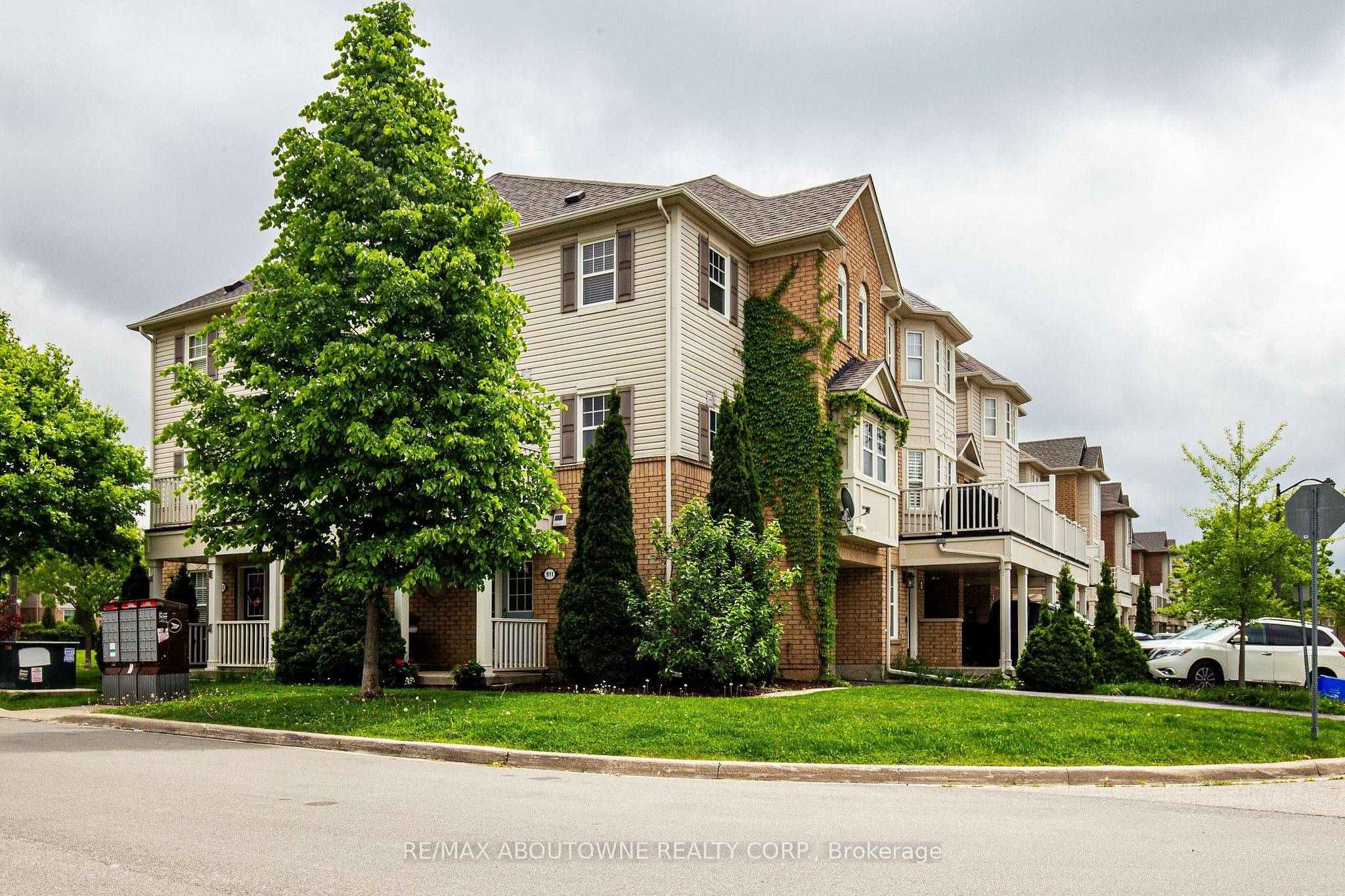 Milton, ON L9T 0M2,911 Deverell PL