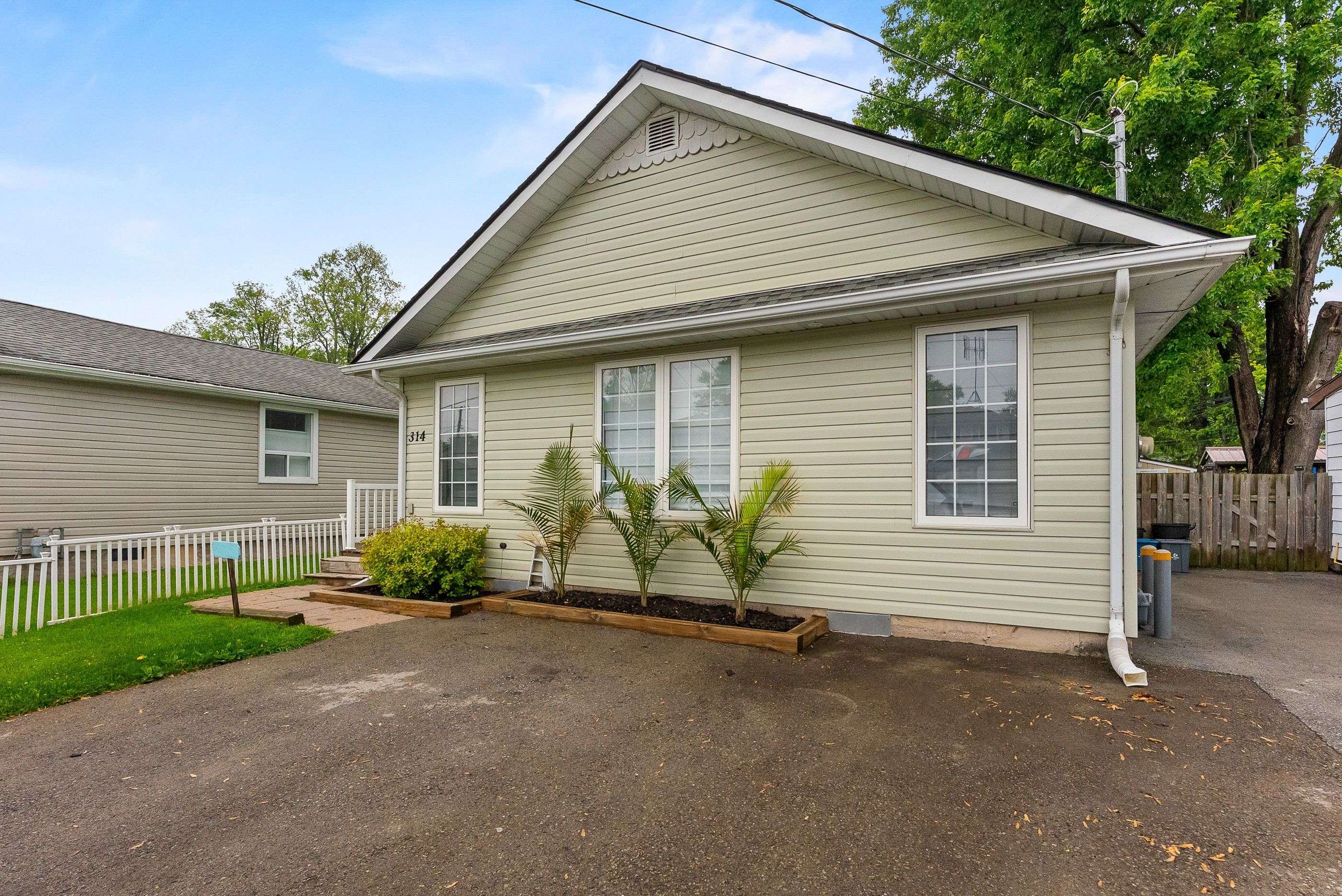 Fort Erie, ON L0S 1B0,314 LINCOLN RD W