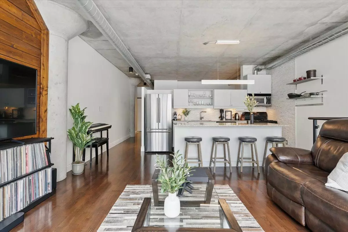 Toronto C01, ON M5V 1V1,42 Camden ST #204