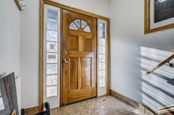 Toronto W04, ON M4R 1E6,98 Roselawn AVE #Upper