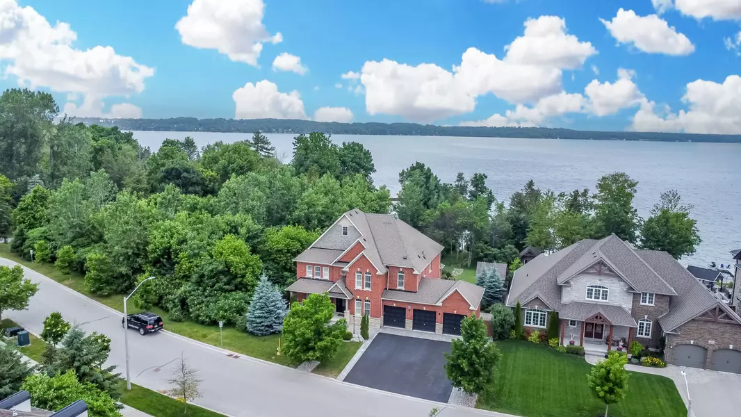 31 Plunkett CT, Barrie, ON L4N 6M3