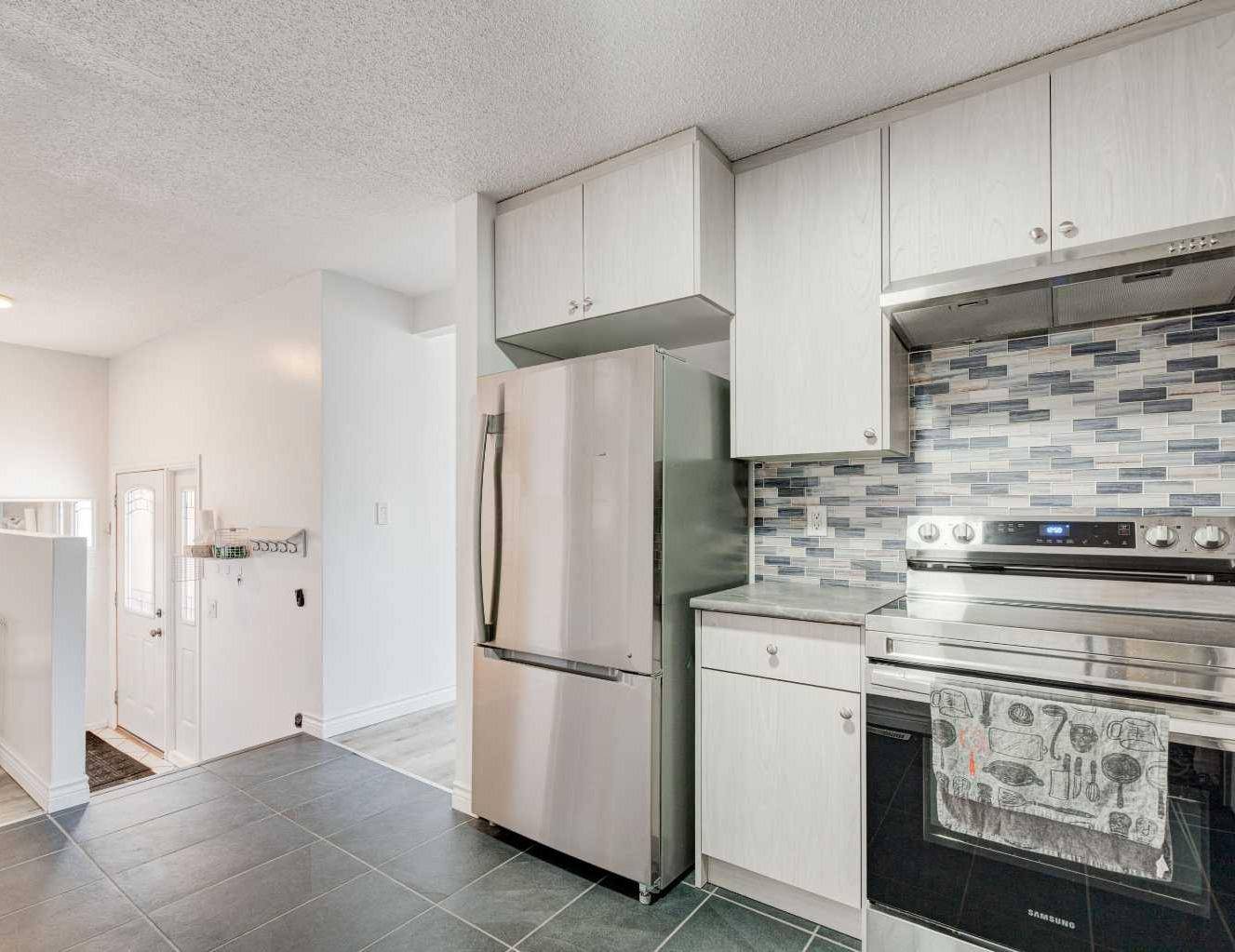 Calgary, AB T1Y 3H3,27 Rundlelawn CT NE