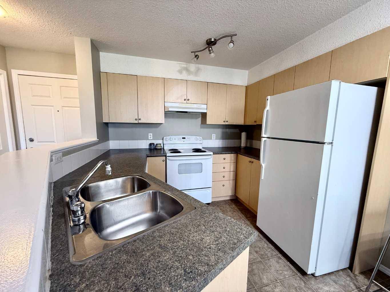 Grande Prairie, AB T8V 0P3,11240 104 AVE #208