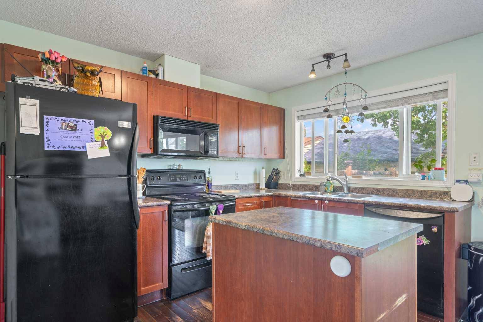 Calgary, AB T2Z 0E8,25 Elgin Meadows VW SE