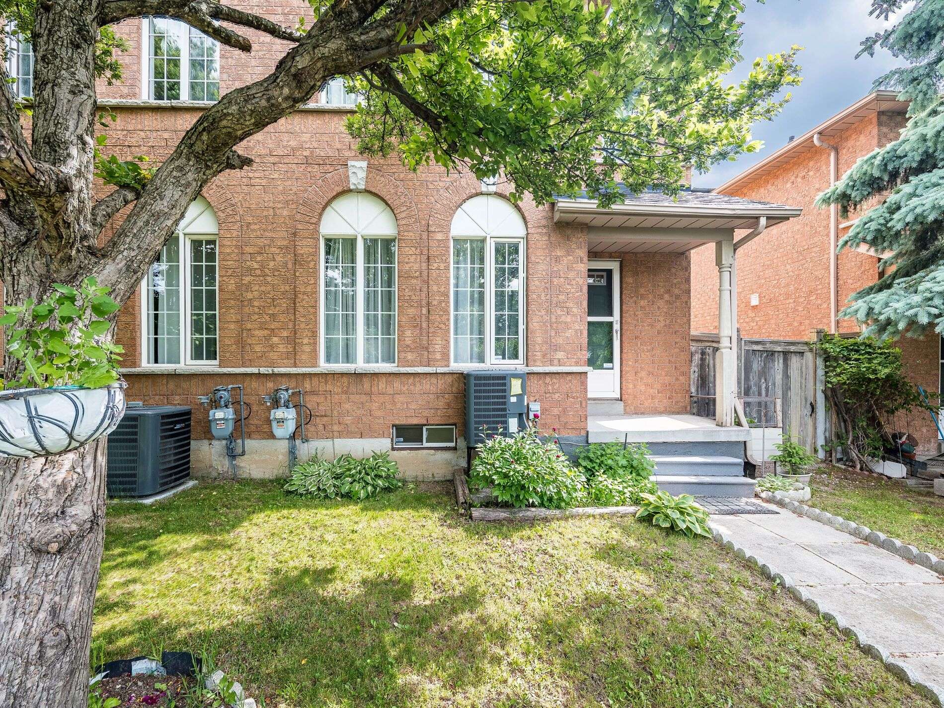 Brampton, ON L6V 4M3,57 Brickyard WAY #60