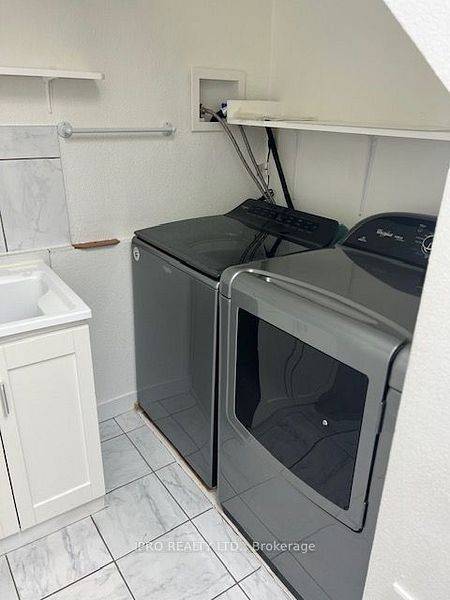 Mississauga, ON L5M 2N5,94 Bremen LN