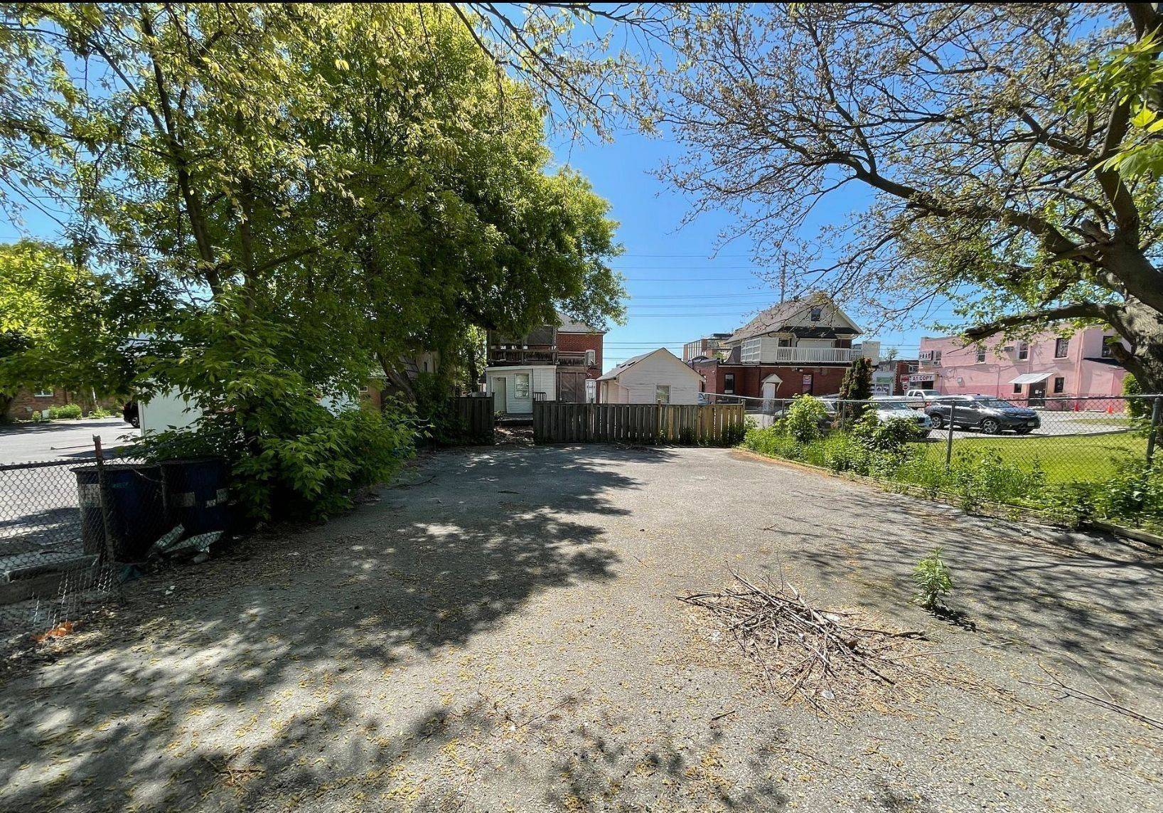Mississauga, ON L5B 1H2,37 Dundas ST W