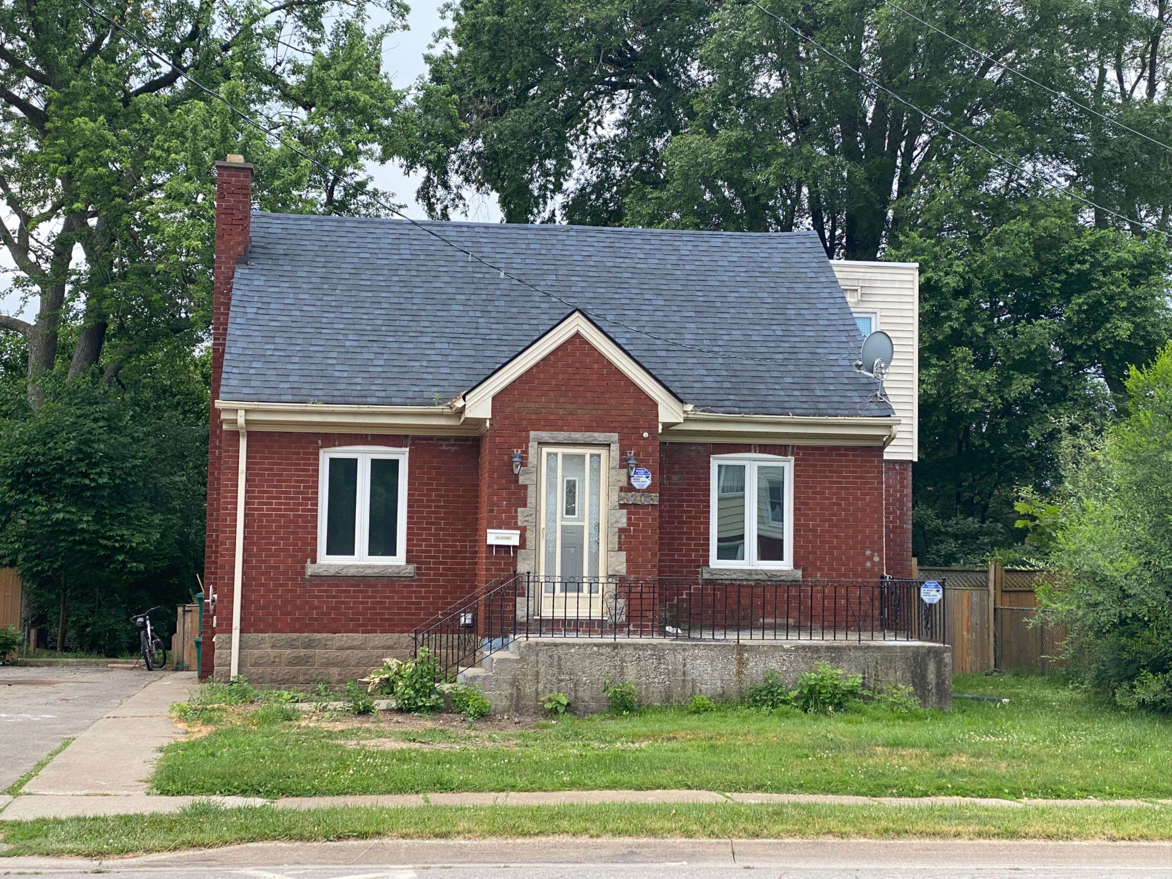 Niagara Falls, ON L2G 6A5,6203 Main ST