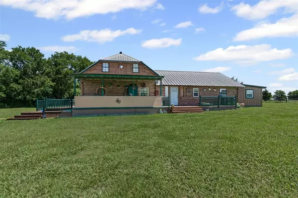 Wolfe City, TX 75496,901 County Road 3925
