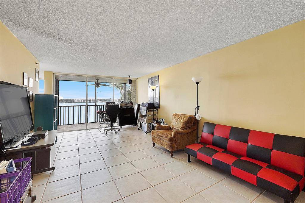 Oakland Park, FL 33309,105 Lake Emerald Dr #410