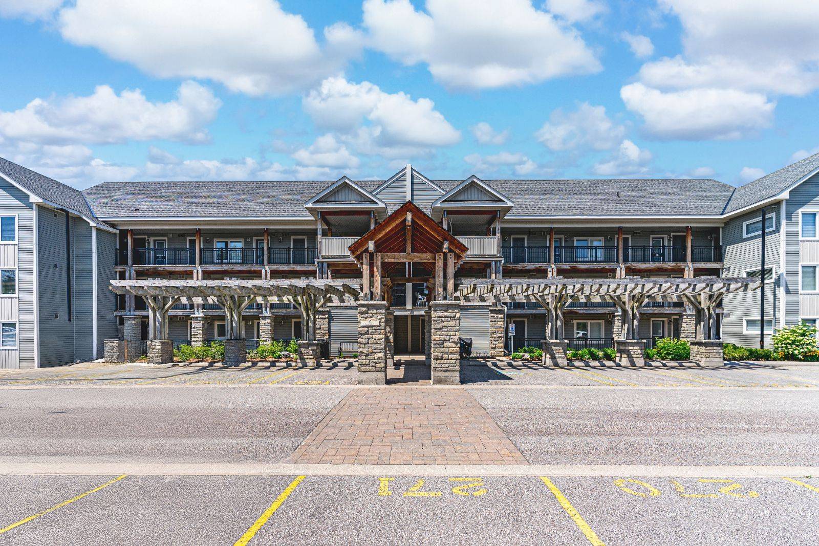 Collingwood, ON L9Y 0Y6,2 Cove CT #106