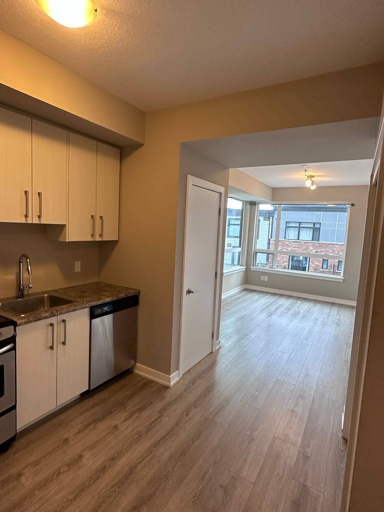 Grimsby, ON L3M 0H1,10 Esplanade LN #313