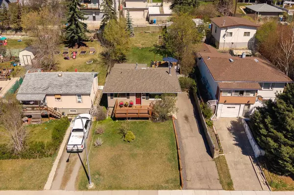 Calgary, AB T3B0Y1,4616 22 AVE NW
