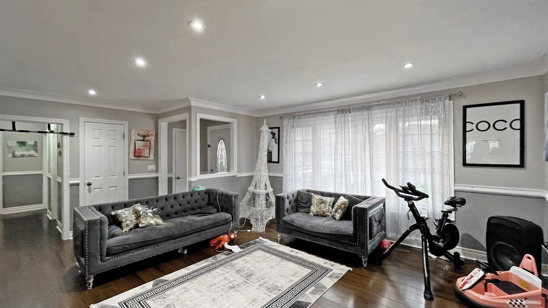 Oshawa, ON L1H 3K5,735 Tennyson AVE