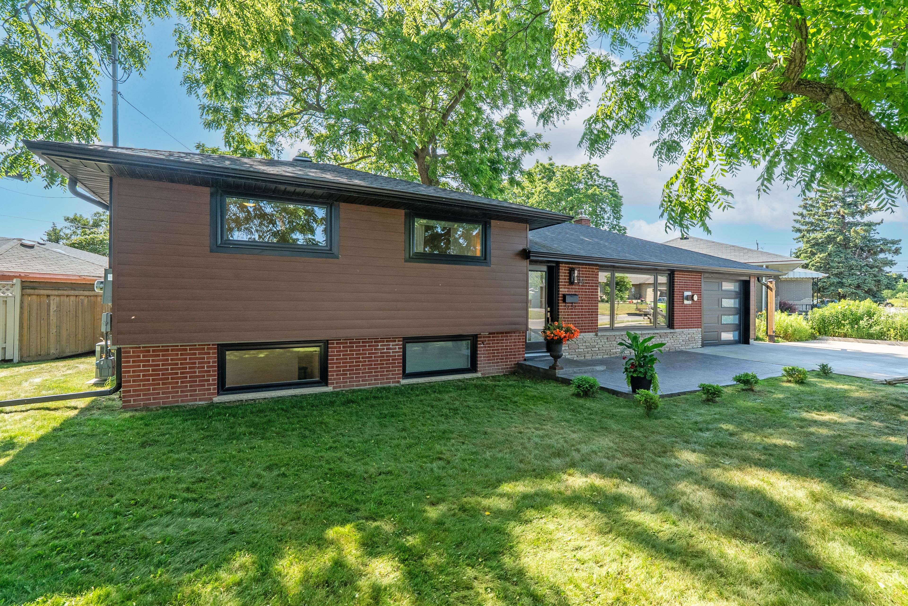 Oshawa, ON L1H 3W3,20 Sandra ST E
